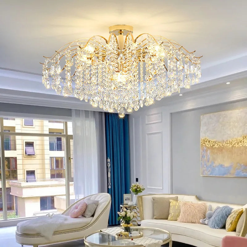 Lustre plafonnier en cristal doré avec pampilles en cascade. Structure élégante aux finitions raffinées, idéal pour une décoration luxueuse et lumineuse.