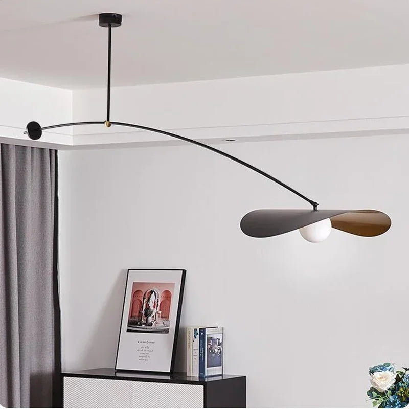 Plafonnier déporté asymétrique au design moderne, avec bras incurvé noir et abat-jour en métal noir et or. Un luminaire sculptural idéal pour un intérieur contemporain.