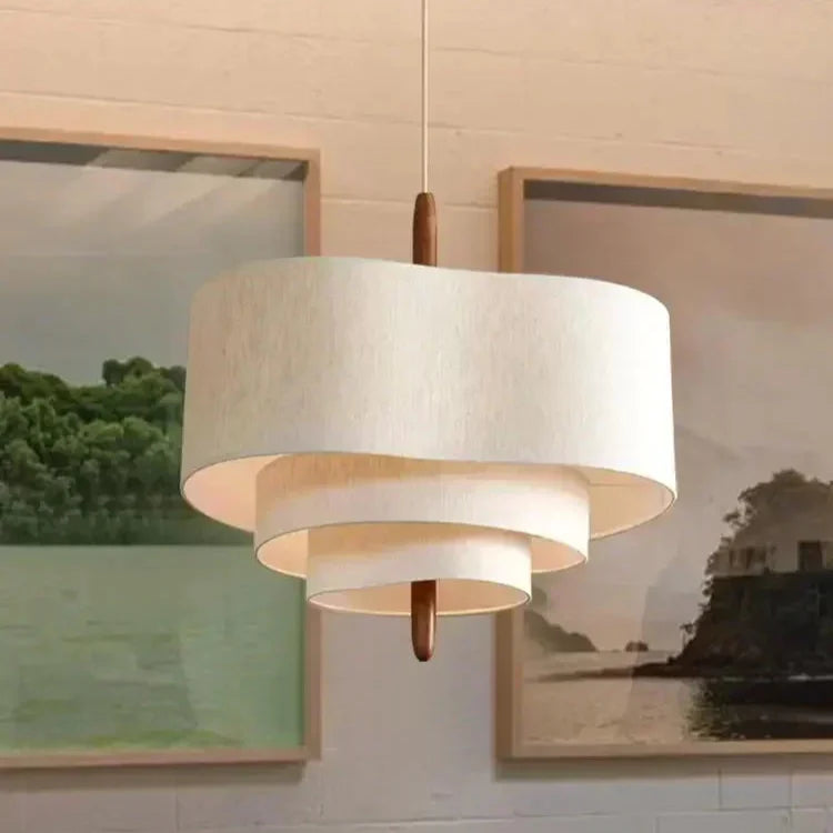 Plafonnier japonais LED avec abat-jour en tissu ondulant et structure en bois. Design minimaliste et lumière tamisée pour une ambiance chaleureuse et apaisante.