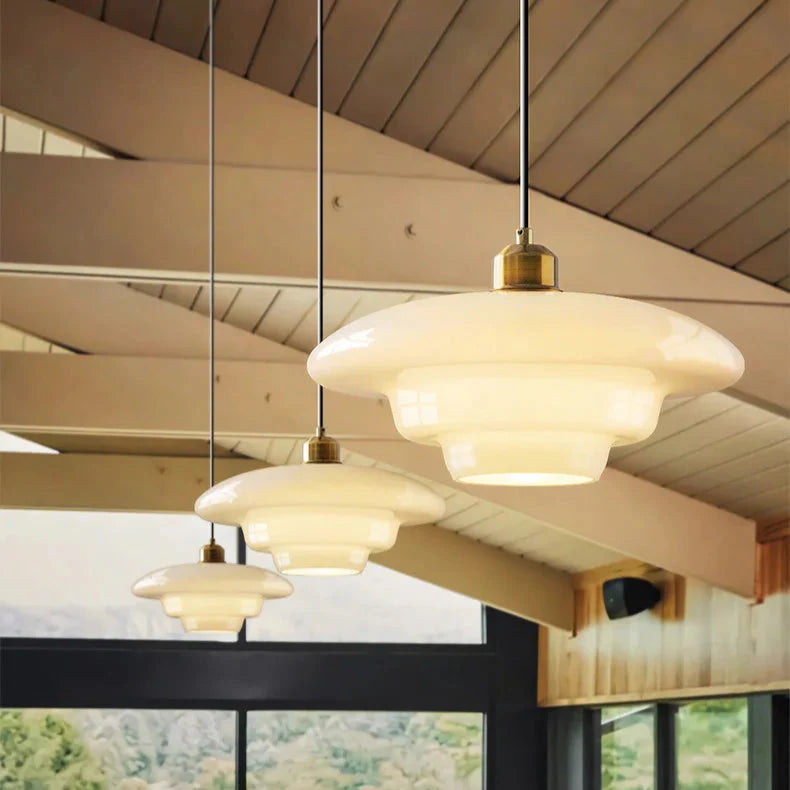 Suspension plafonnier vintage en verre opaline
