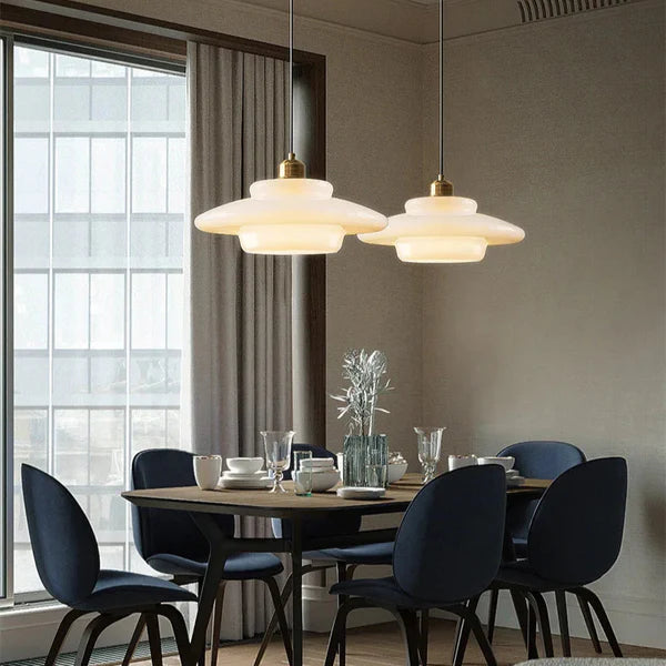 Suspension plafonnier vintage en verre opaline
